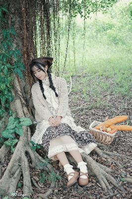 年轻漂亮的女士护士内衣